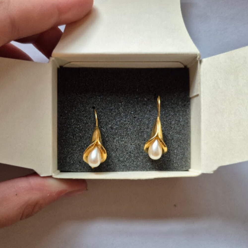 Avon Pearlesque Calla Lily Pierced Earrings